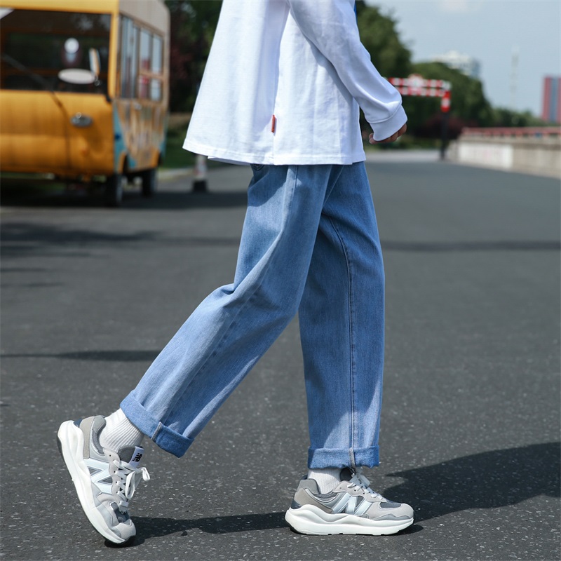 50代ファッション ゆったりワイドデニムパンツ