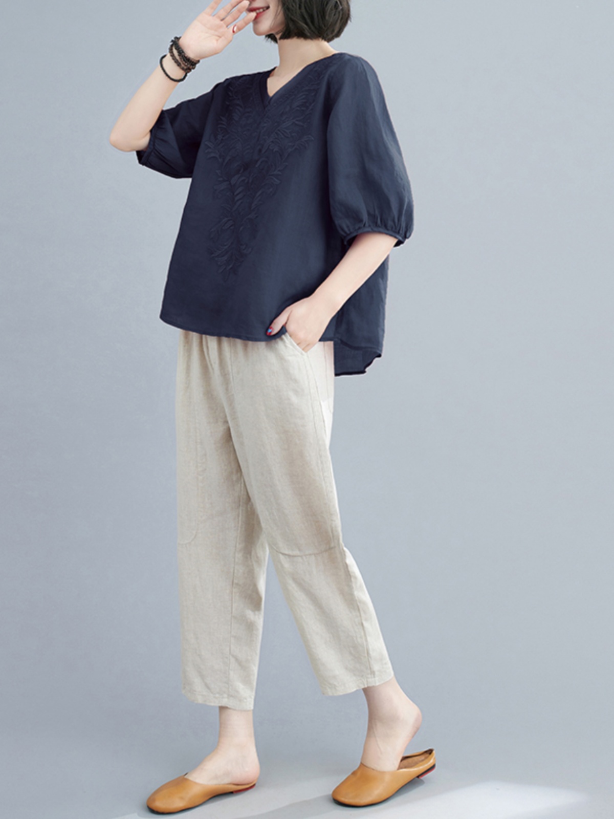 50代ファッション 優美な刺繍入り五分袖ブラウス