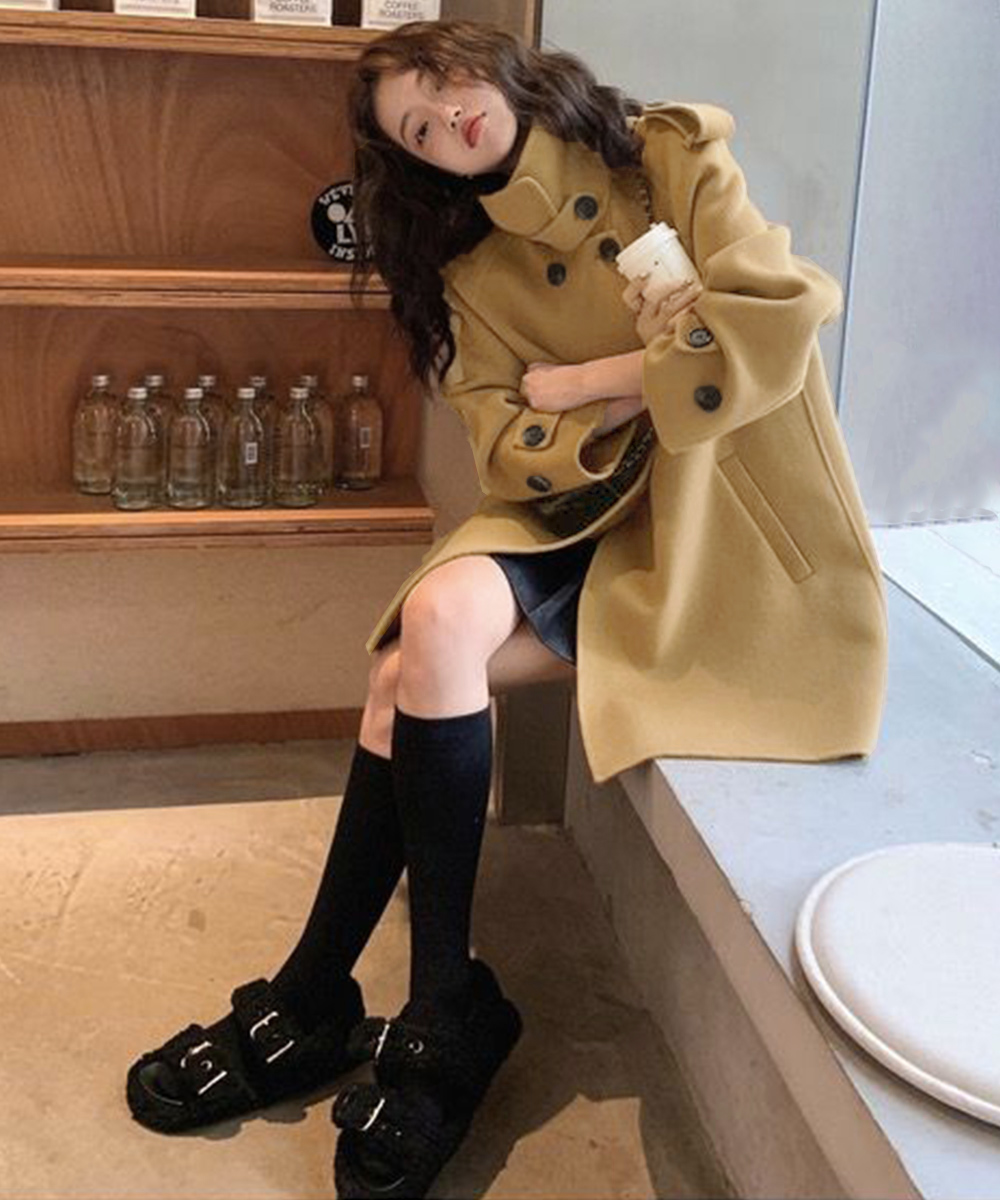 50代ファッション 上品ダブルボタン膝丈トレンチコート