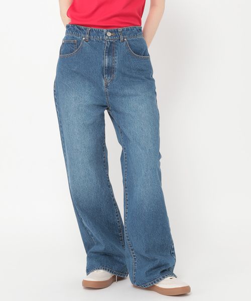 50代ファッション ゆったりワイドデニムパンツ