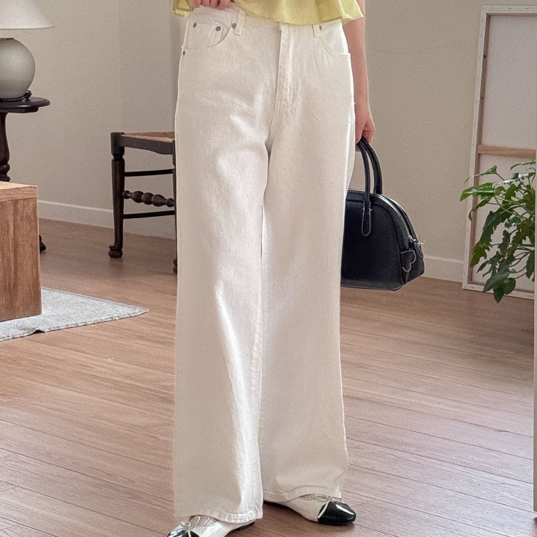 50代ファッション ゆったりストレートデニムパンツ