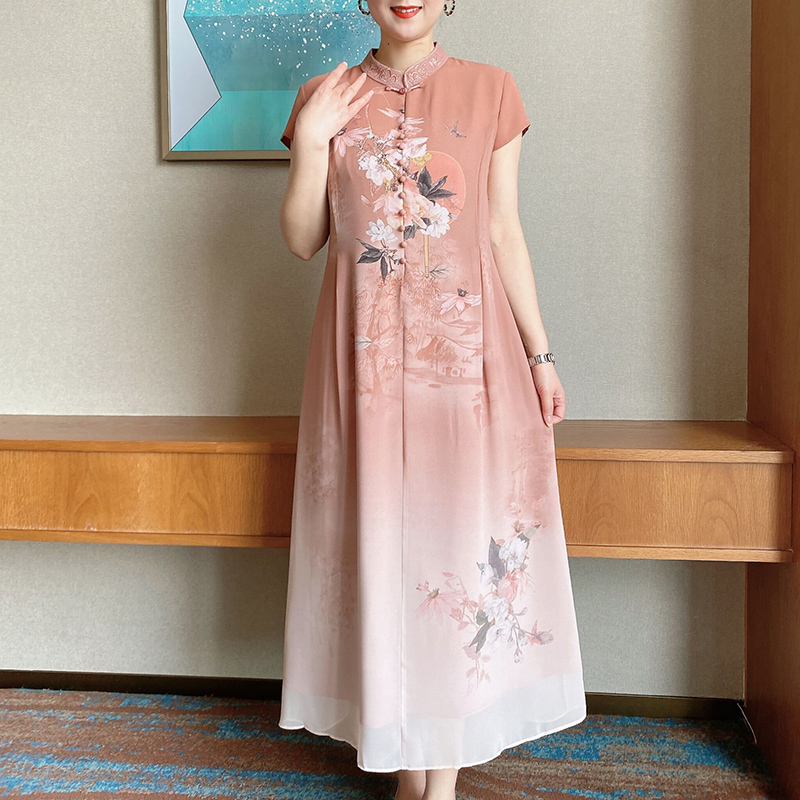 50代ファッション 華やか刺繍チャイナワンピース