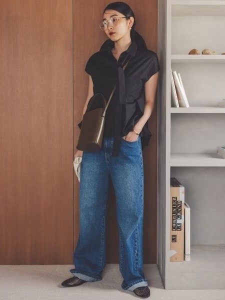 50代ファッション ゆったりワイドデニムパンツ