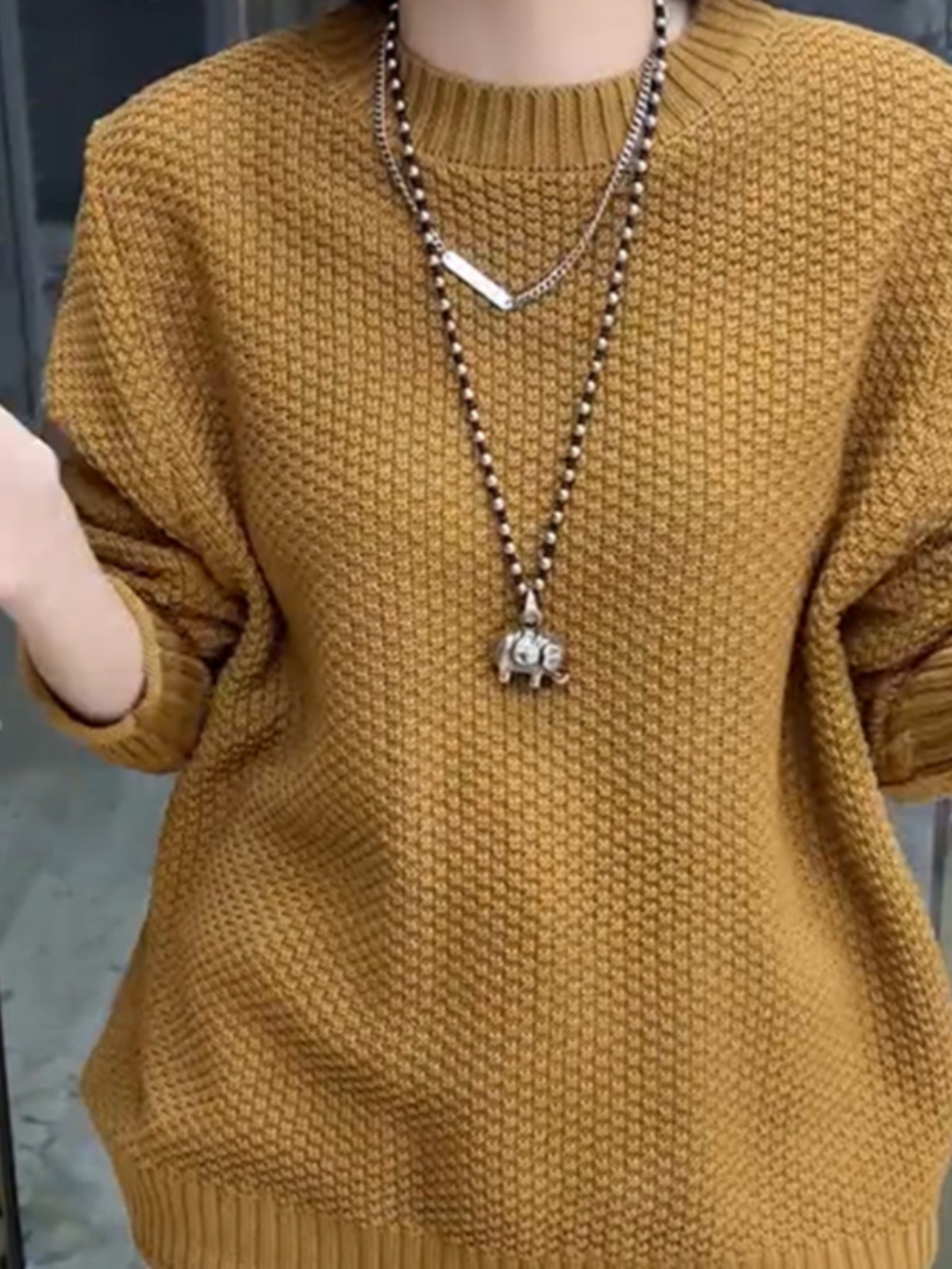 50代ファッション 立体編み目のゆったりニット
