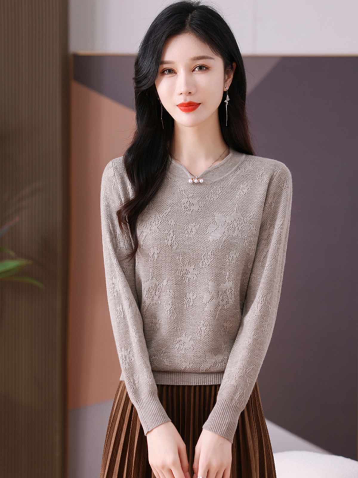 50代ファッション 花柄浮き織りラウンドネックニット