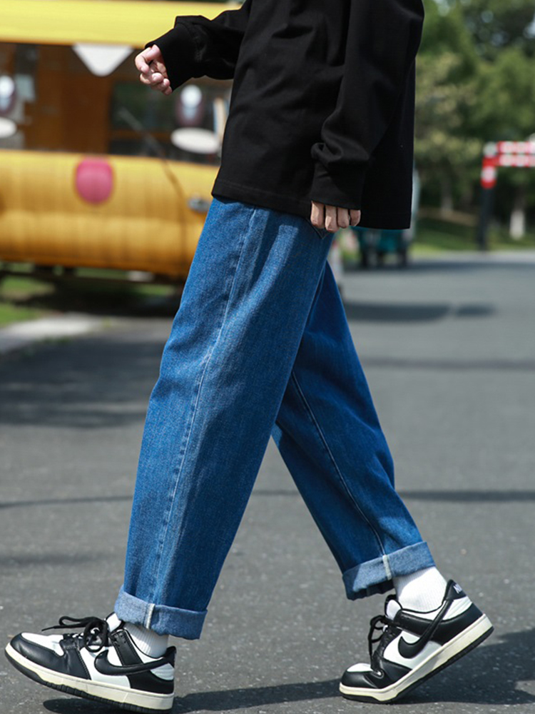 50代ファッション ゆったりワイドデニムパンツ