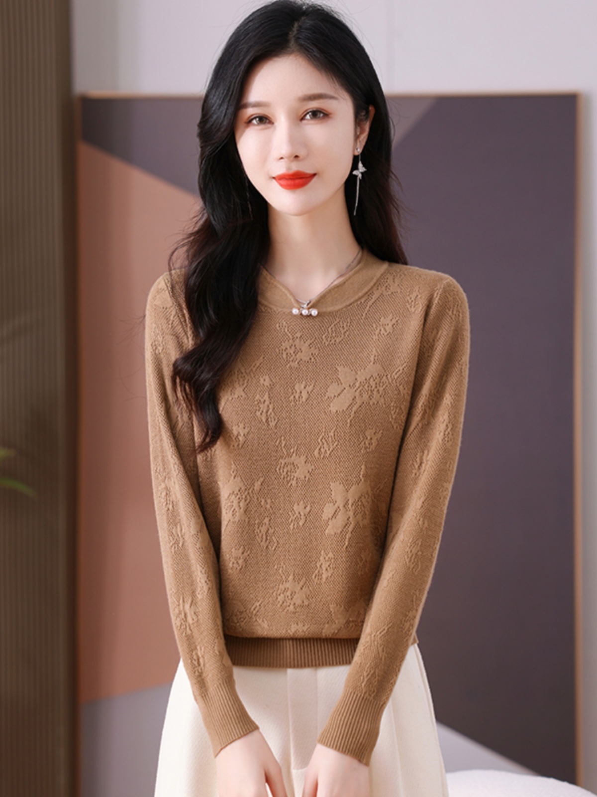 50代ファッション 花柄浮き織りラウンドネックニット
