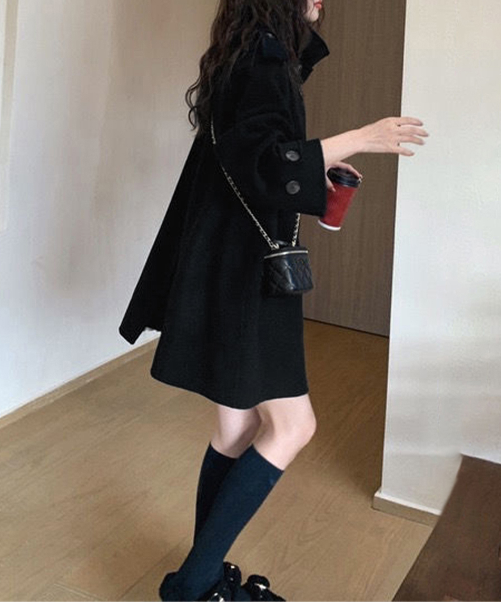 50代ファッション 上品ダブルボタン膝丈トレンチコート