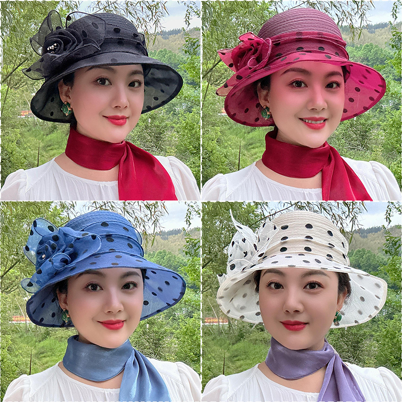 50代ファッション 水玉模様の花飾り付き上品つば広帽子
