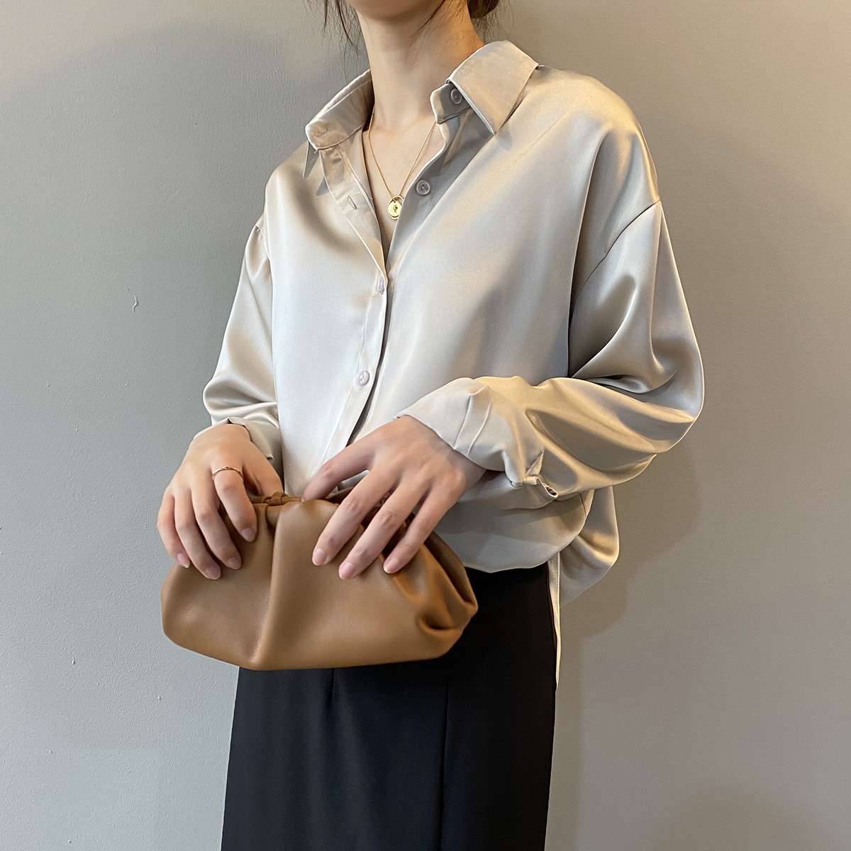 50代ファッション 上品シルク風サテンブラウス