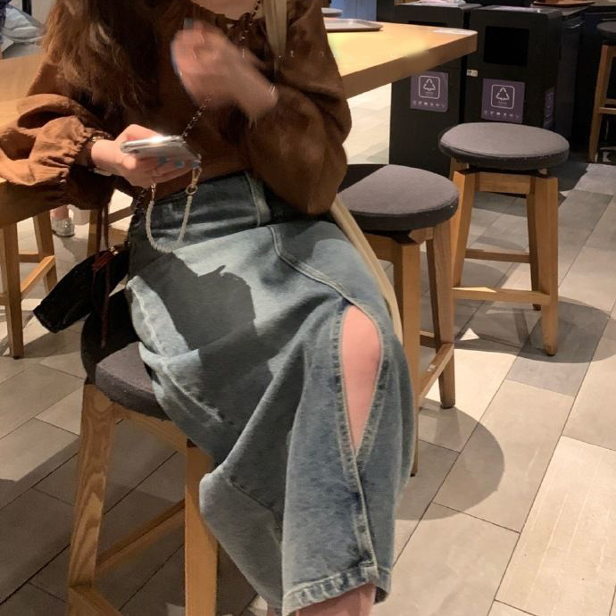 50代ファッション フロントスリット付きデニムロングスカート着回し力抜群細見え効果