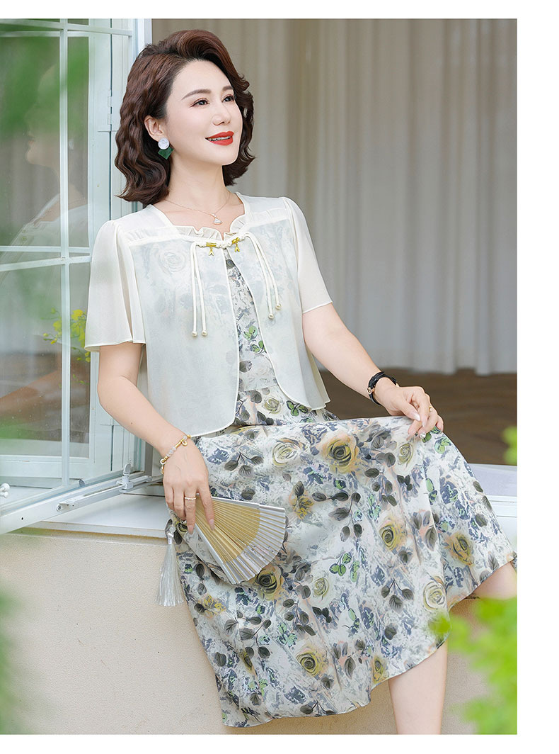 50代ファッション 優美なリーフ柄ワンピースとカーディガン