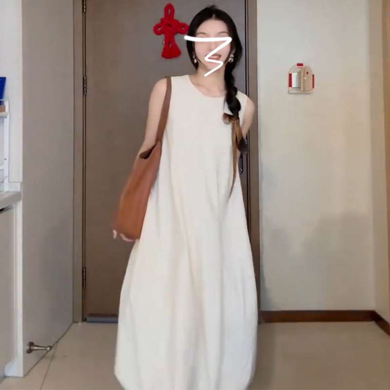 50代ファッション 上品な都会派優雅なノースリーブワンピース