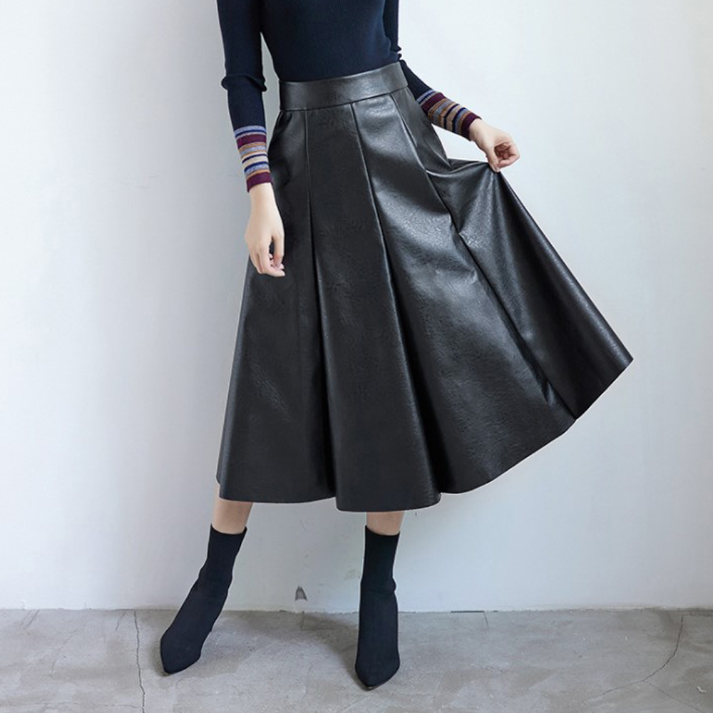 50代ファッション 合成皮革フレアスカート きれいめ上品ロング丈