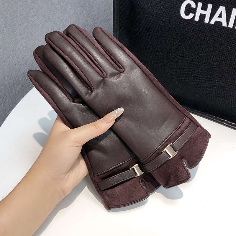 50代ファッション 上品な装飾付きレザー手袋