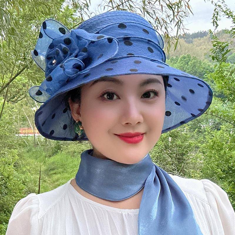 50代ファッション 水玉模様の花飾り付き上品つば広帽子