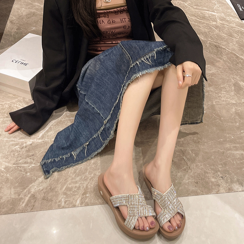50代ファッション きらめきクロスサンダル