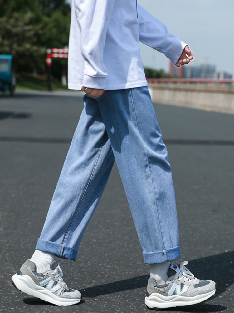 50代ファッション ゆったりワイドデニムパンツ