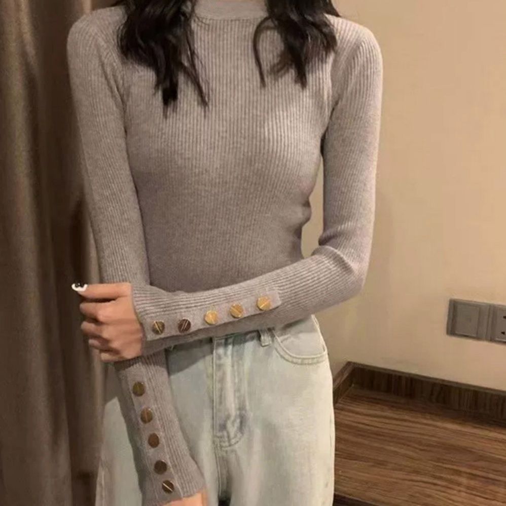 シンプルコーデ 袖ゴールドボタンリブニットトップス