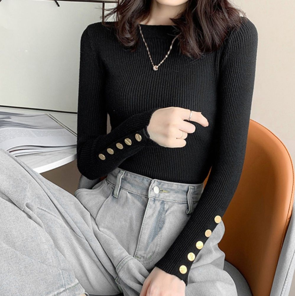 シンプルコーデ 袖ゴールドボタンリブニットトップス