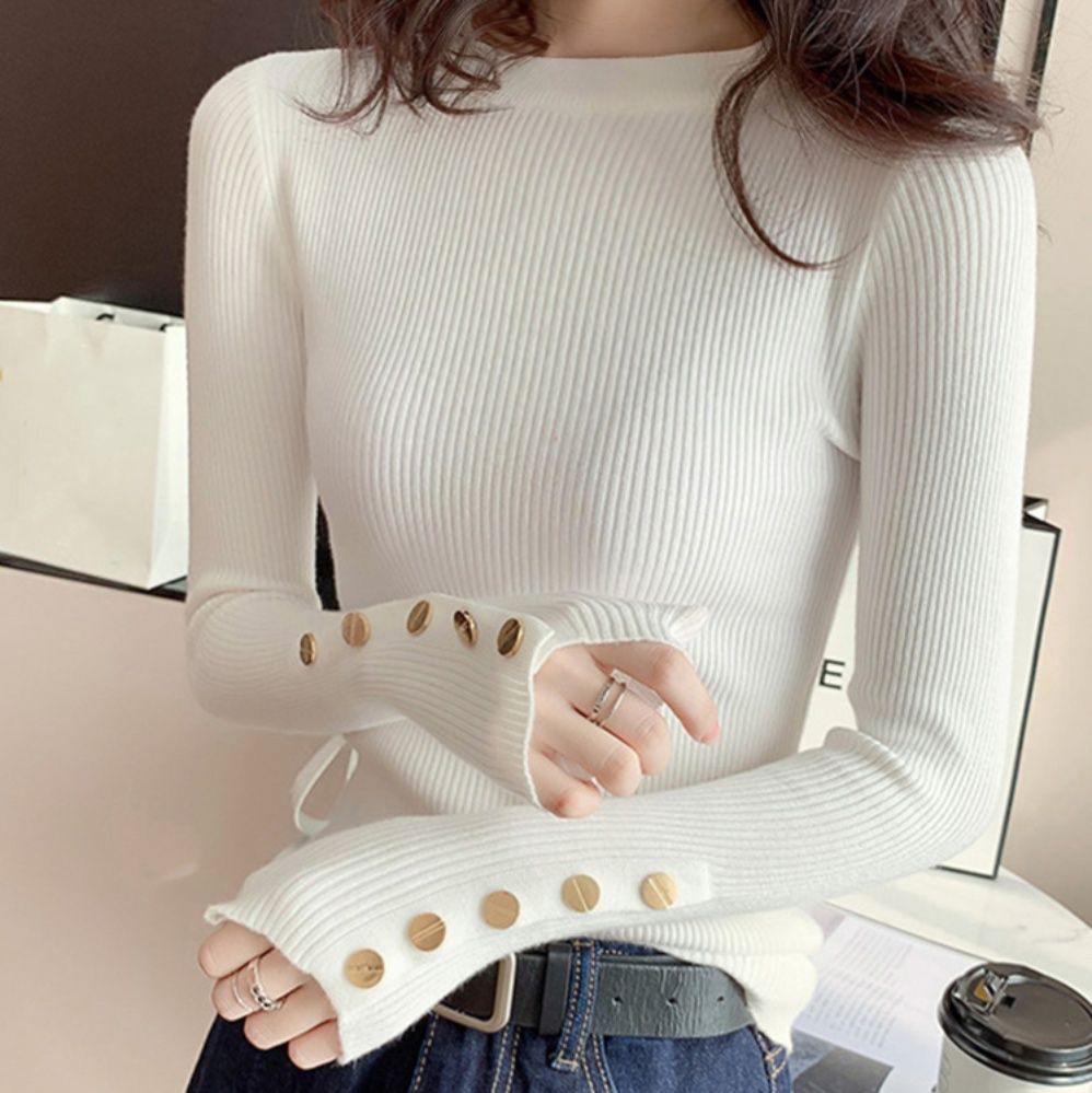 シンプルコーデ 袖ゴールドボタンリブニットトップス