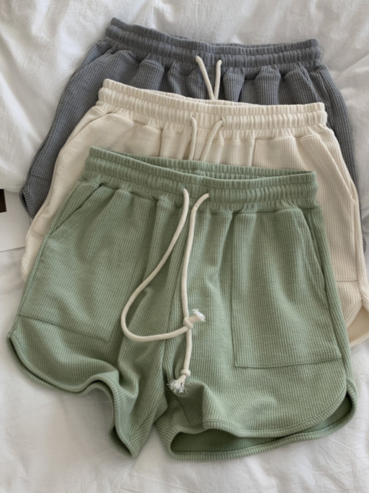 シンプルファッション バックオープンTシャツ＆ショートパンツセット