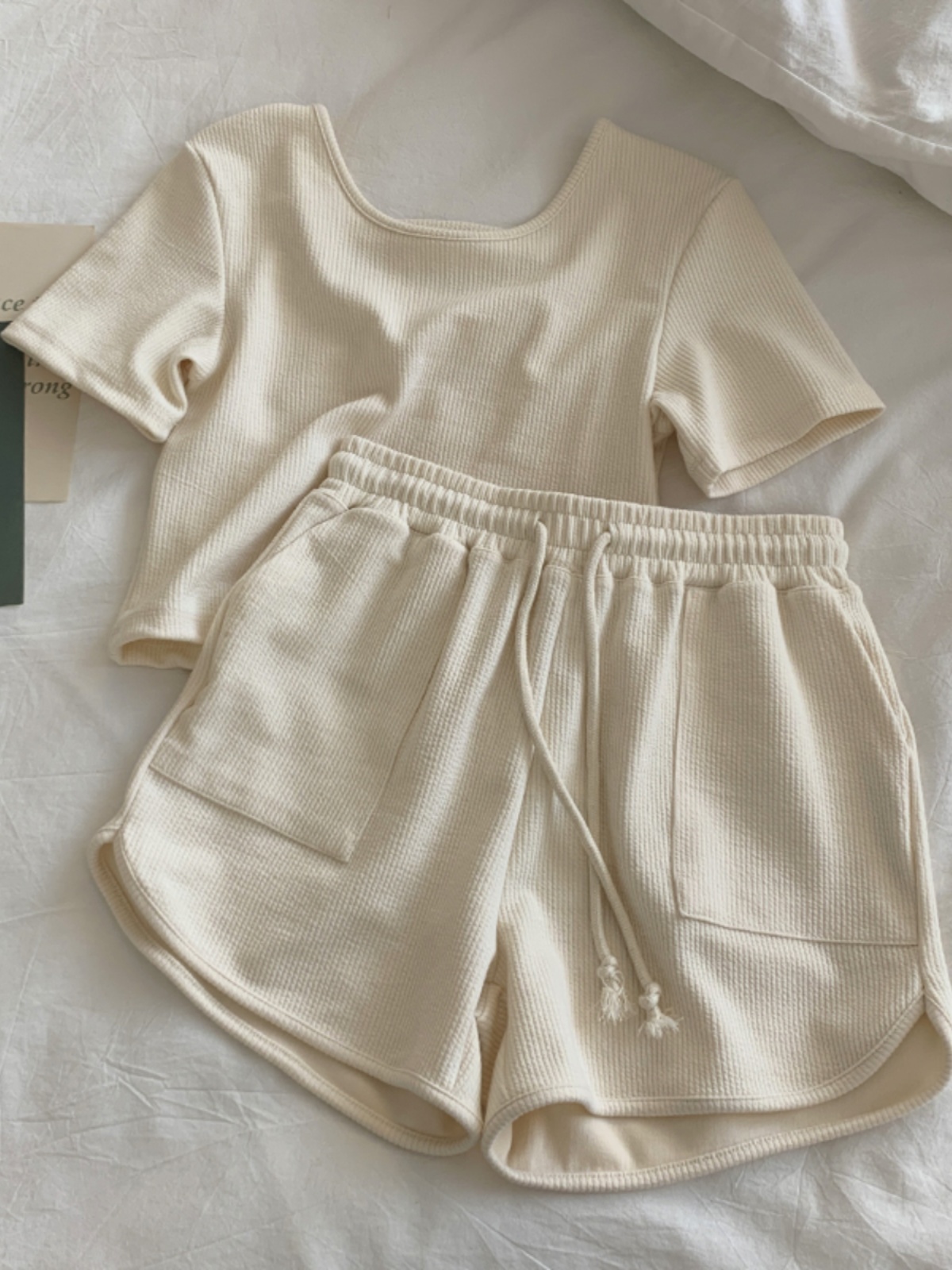 シンプルファッション バックオープンTシャツ＆ショートパンツセット