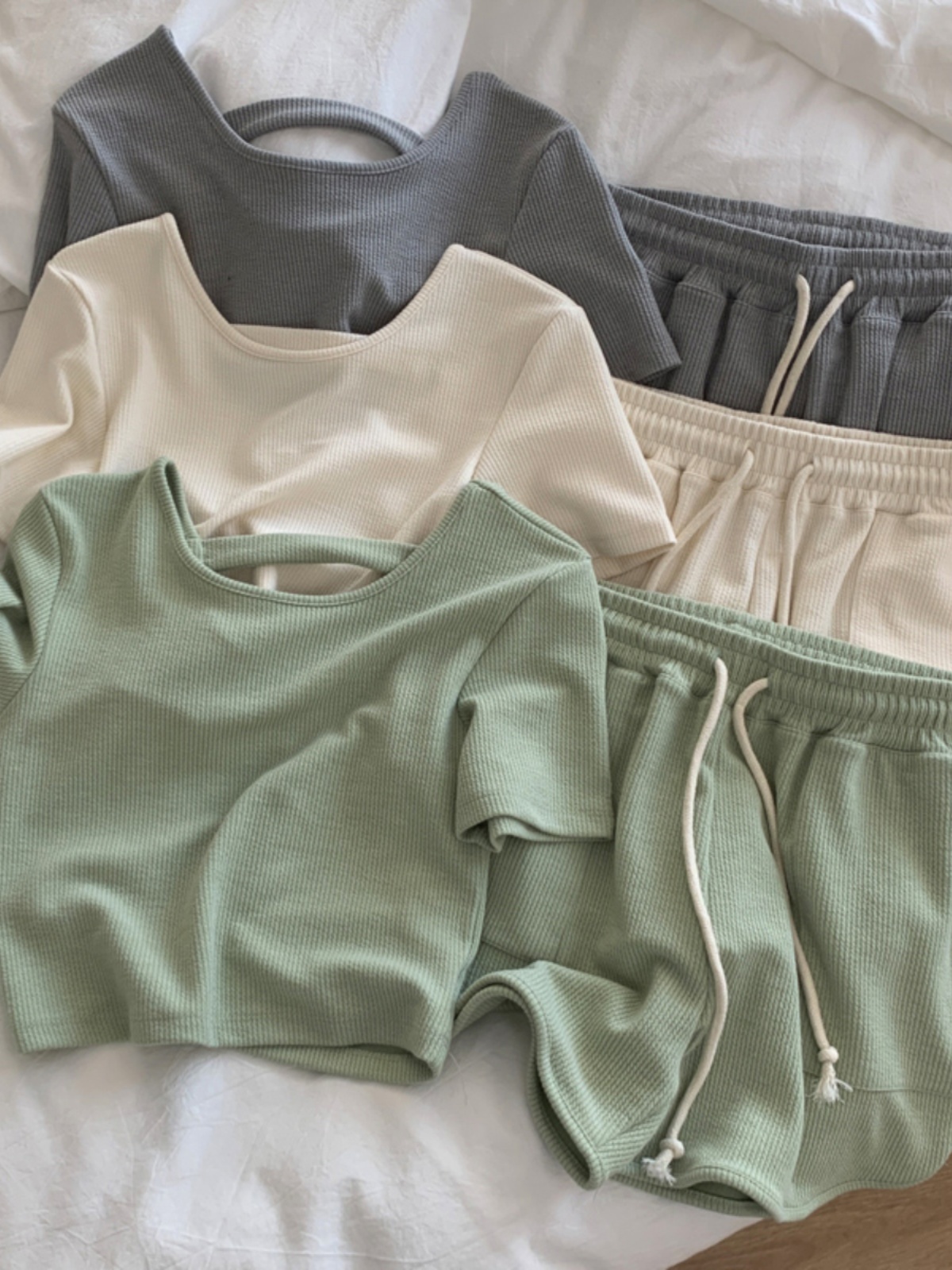 シンプルファッション バックオープンTシャツ＆ショートパンツセット