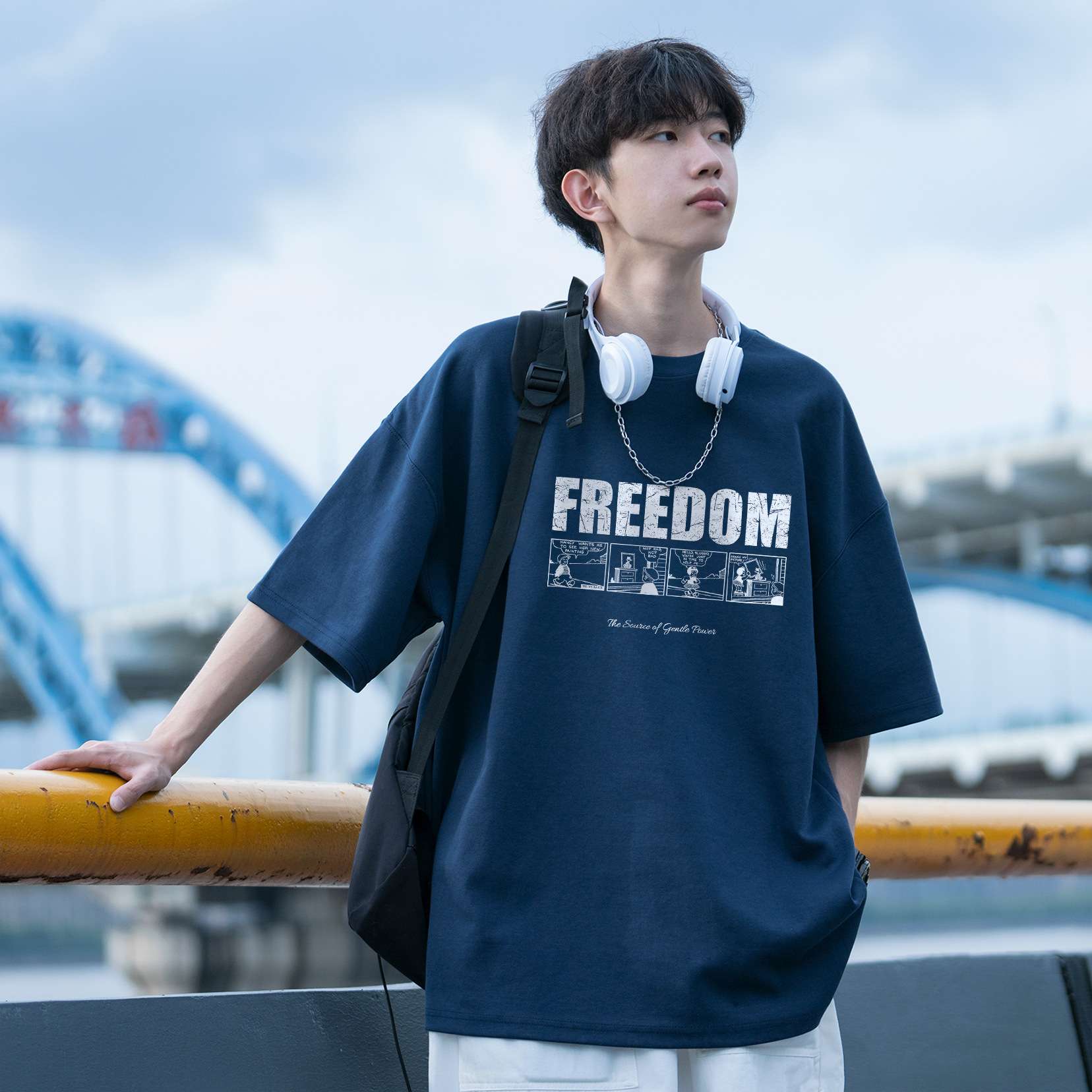 シンプルファッション 自由を表現するグラフィックTシャツ