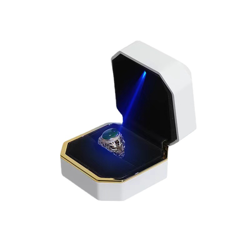 https://fulmo-img-server.com/jewelcoll/170a5dd8-759a-4d97-a70a-2cd02a3b0931.jpg