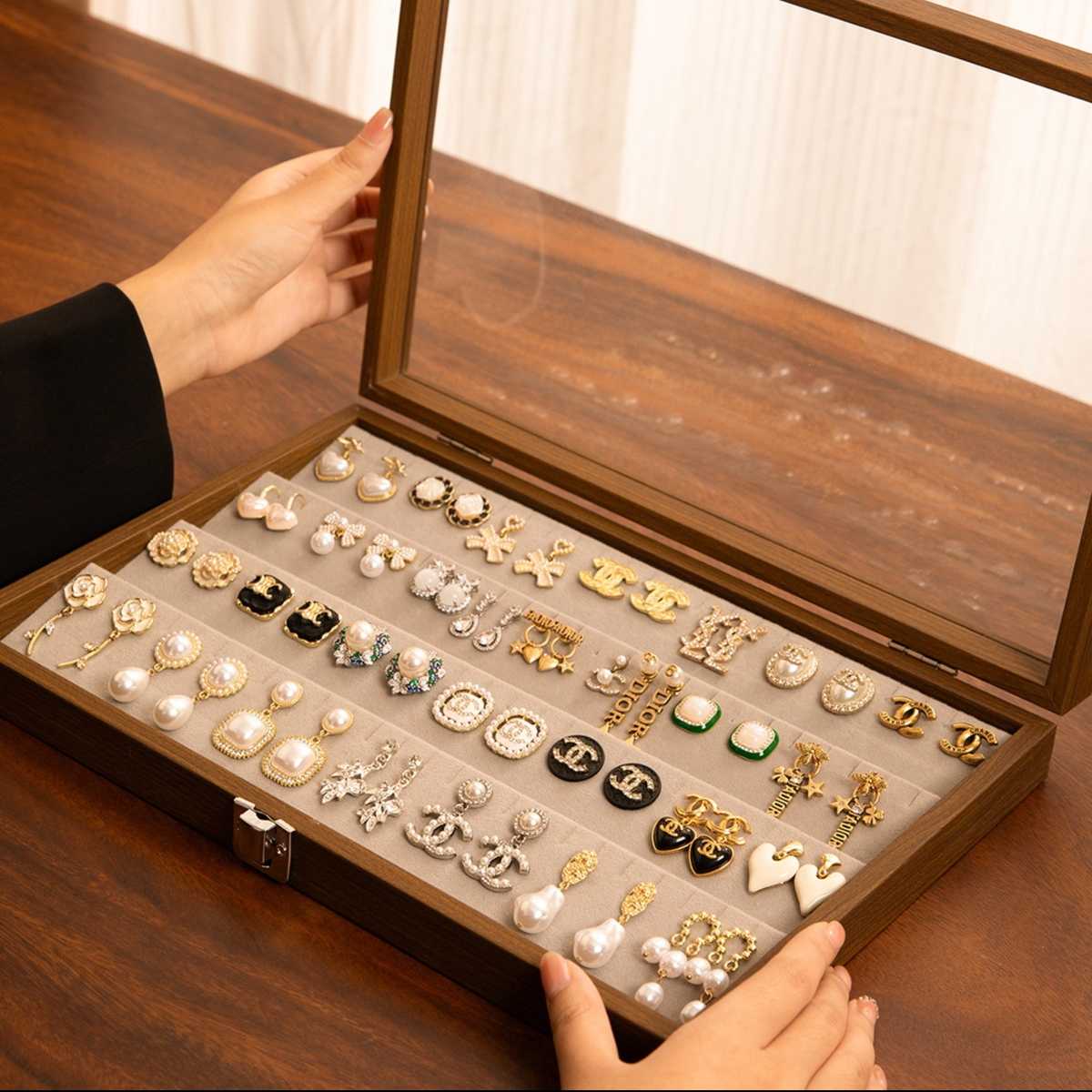 クリア素材で魅せる！大切なコレクションを美しく飾るガラスジュエリーケース5選