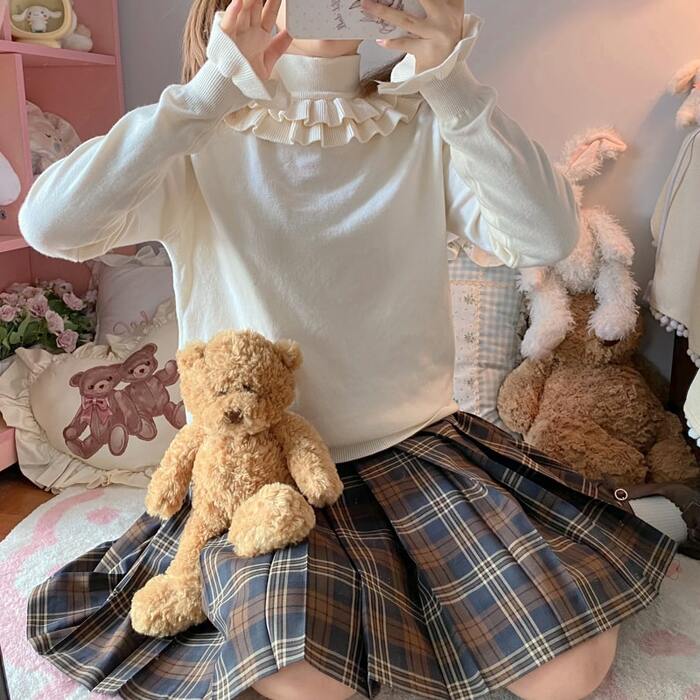 地雷系ファッション　フリル付きハイネックTシャツ