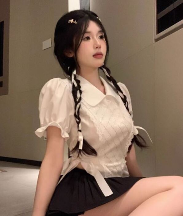 タイトめセクシー地雷系ブラウス