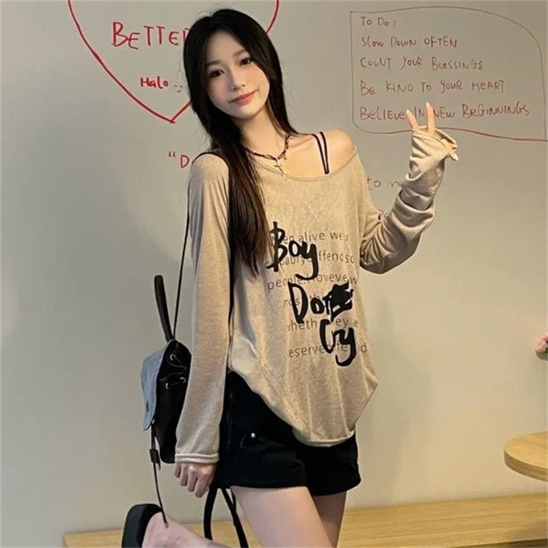 地雷系 肩見せレイヤード風ロゴプリントロングTシャツ