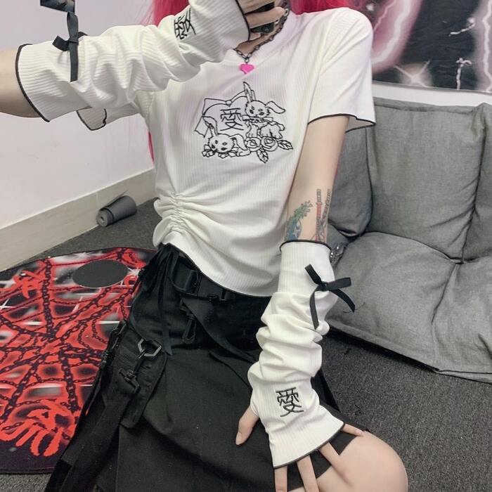 地雷系ファッション　アームウォーマー付きTシャツ
