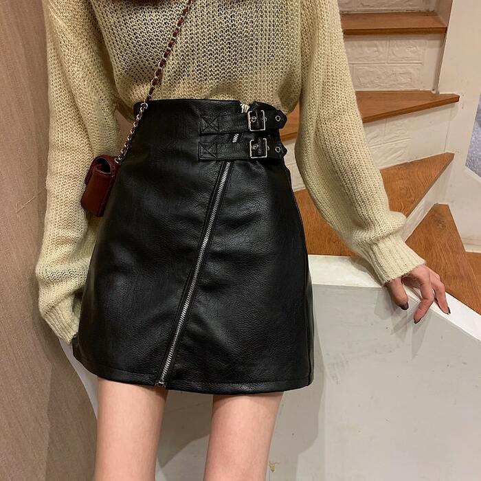 地雷系ファッション　レザーAラインスカート