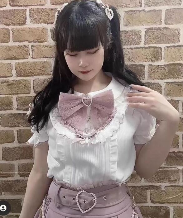 胸元の大きなリボンが目を引く！地雷系ブラウス