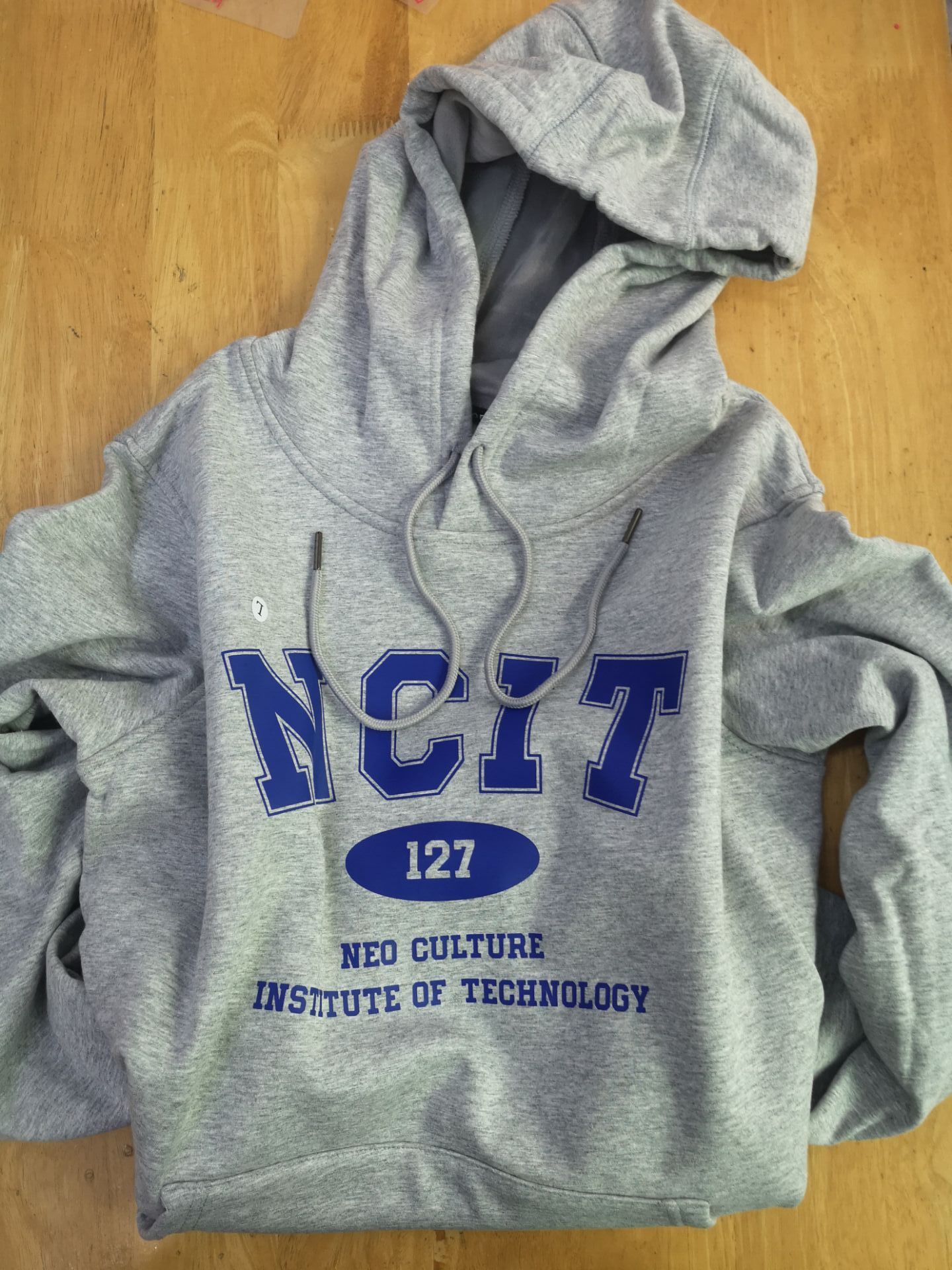 メンズカジュアルファッション カレッジ風ロゴプリント裏起毛プルオーバーパーカー