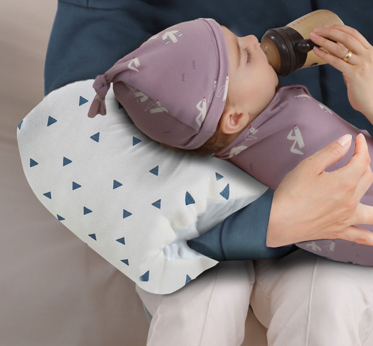 授乳クッション 三角柄ビーズ入り授乳サポート枕