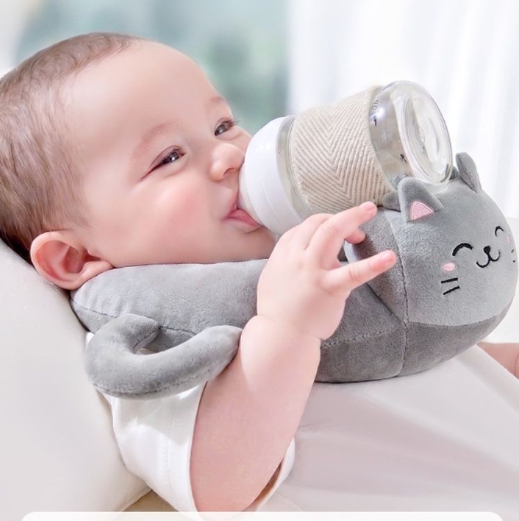 授乳クッション ねこデザインのコンパクト哺乳瓶ホルダークッション