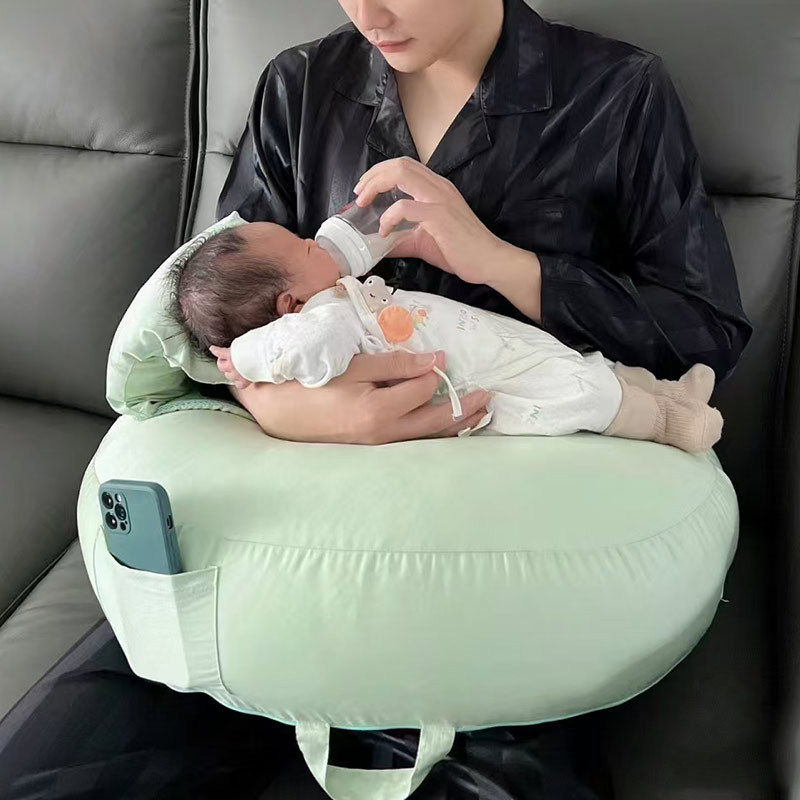 しっかり支える硬め素材の多機能授乳クッション