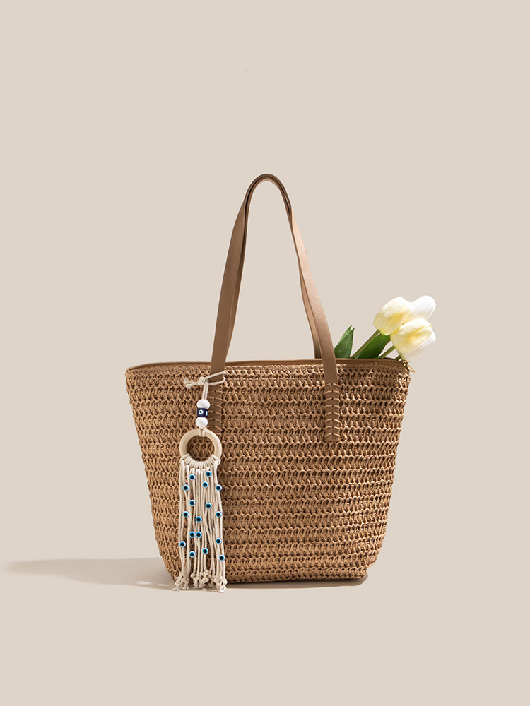 房飾り付き編み込みカゴバッグ