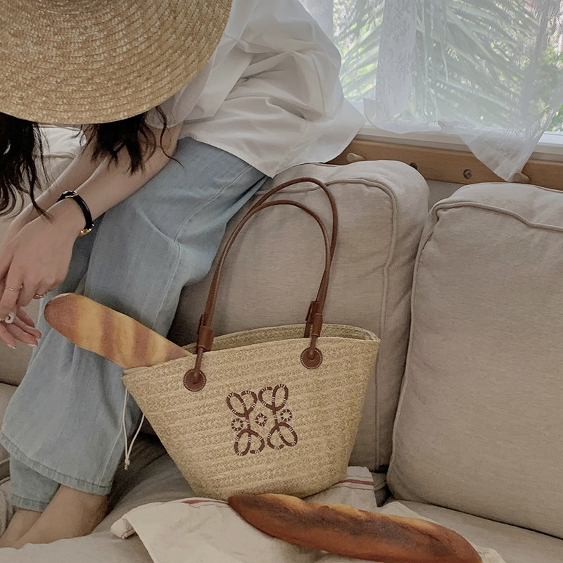 カゴバッグ 花柄刺繍入り天然素材の手編みトート型かごバッグ