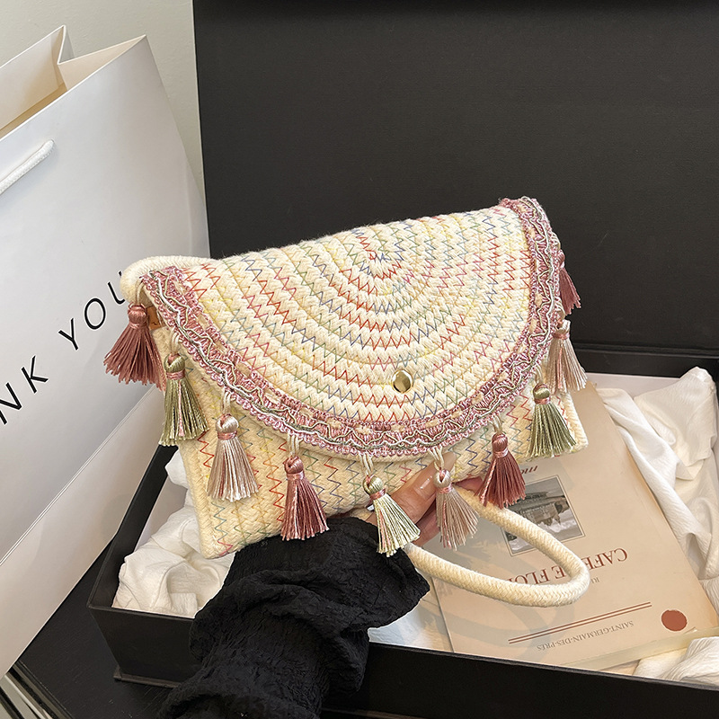 カゴバッグ 飾り房付き半月形ショルダーかごバッグ