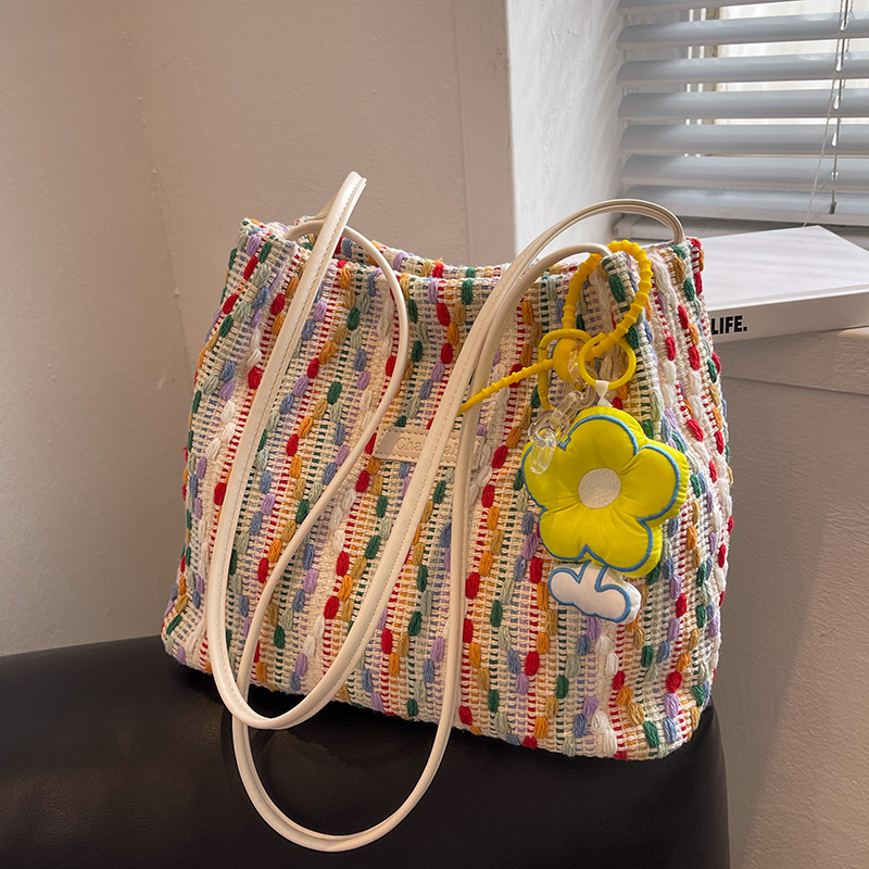 花飾り付きマルチカラー編み込みカゴバッグ
