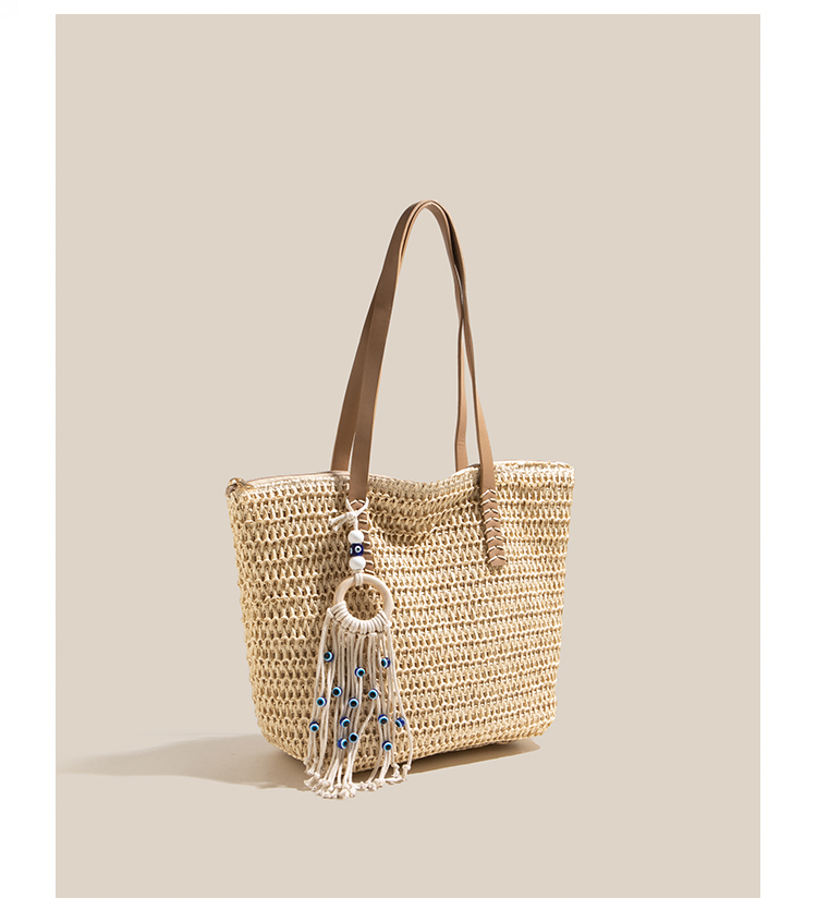 房飾り付き編み込みカゴバッグ