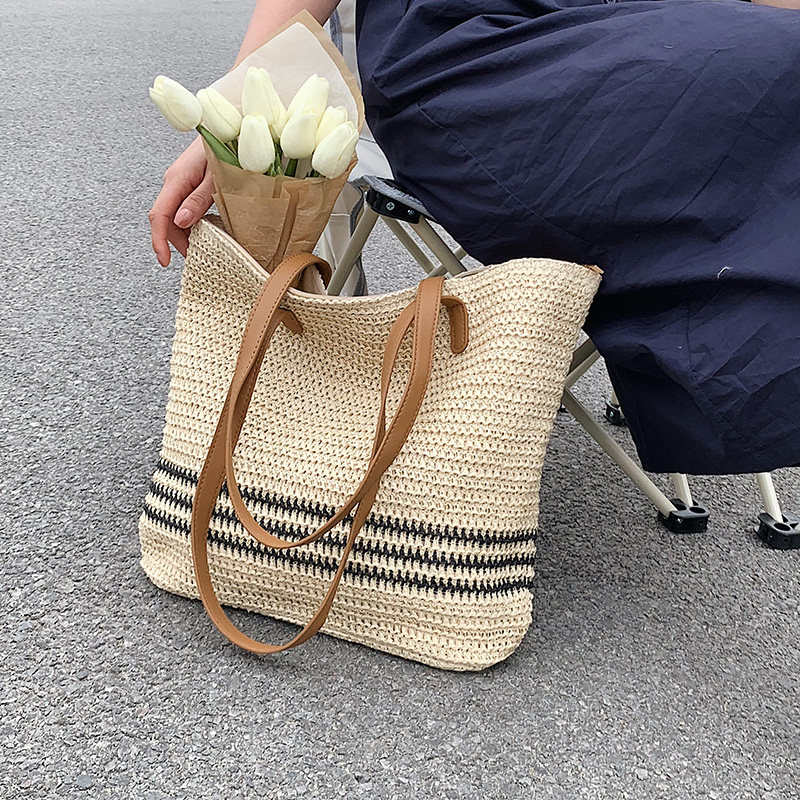 カゴバッグ ボーダー編み込みの大容量トート型かごバッグ