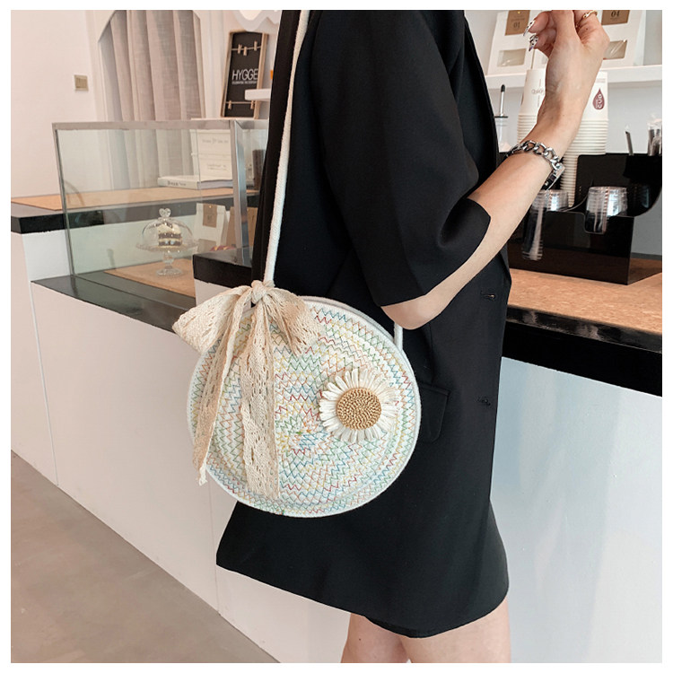 カゴバッグ 花モチーフ付き円形編み込みカゴバッグ