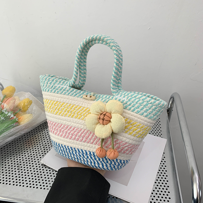 カゴバッグ 虹色ボーダー編み込み花飾り付きカゴバッグ