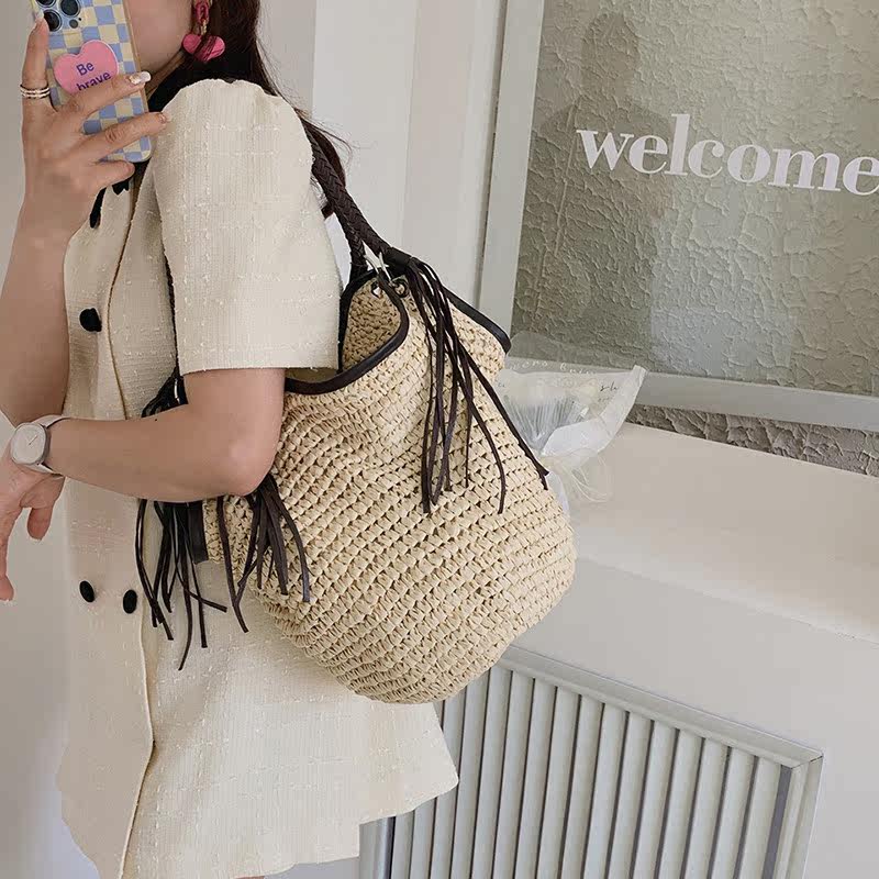 カゴバッグ 編み込みフリンジ付き丸みトート型カゴバッグ